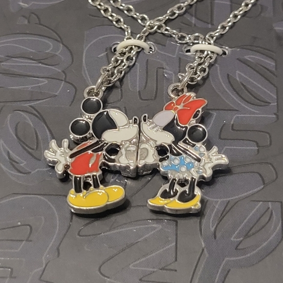 Disney Mickey & Minnie Kissing Necklace Set - Picture 4 of 5